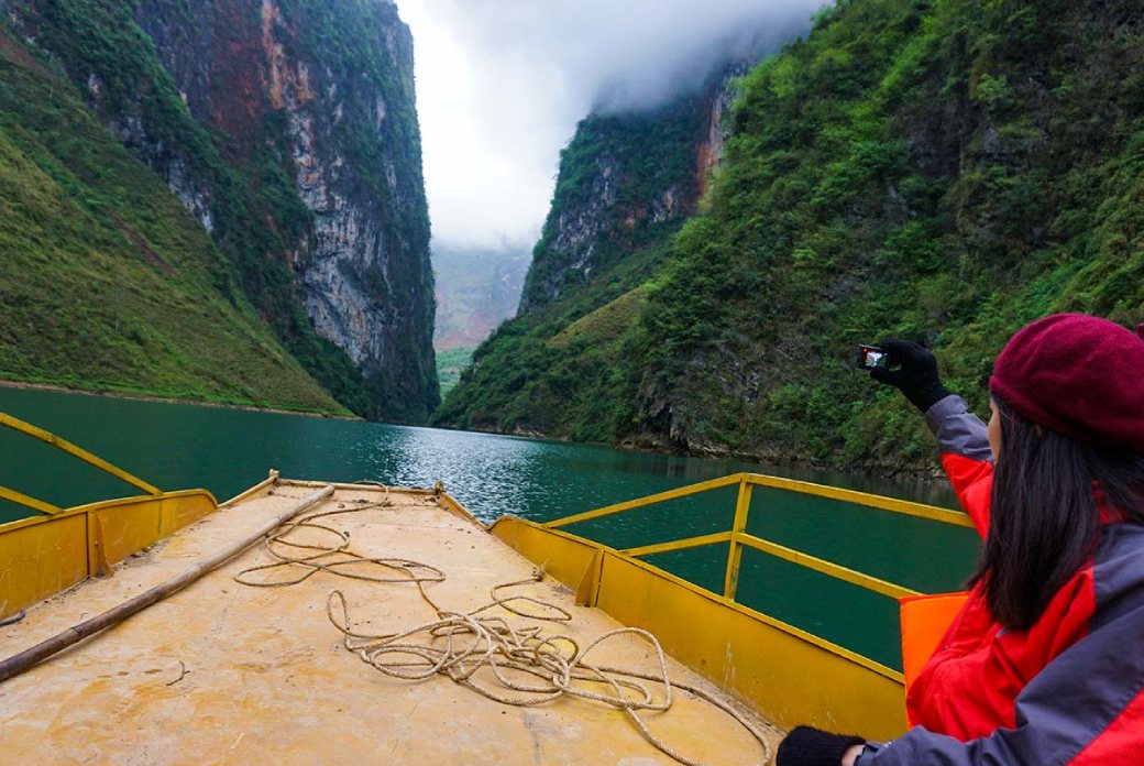 A boat tour on Nho Que river